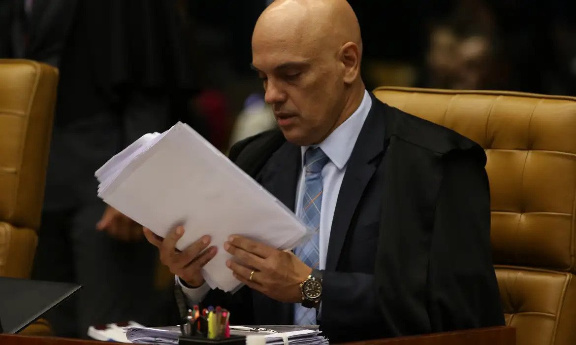 Moraes retira medidas cautelares e devolve bens de padre indiciado em inquérito do golpe