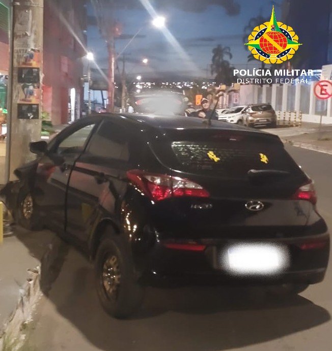 Motorista embriagado colide com poste e tenta fugir a pé em Taguatinga