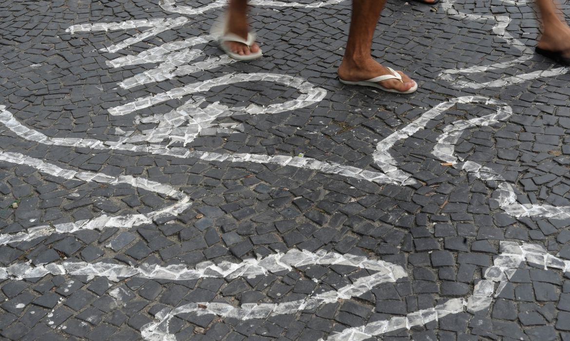 Mulher é atropelada por sobrinho em surto psicótico 