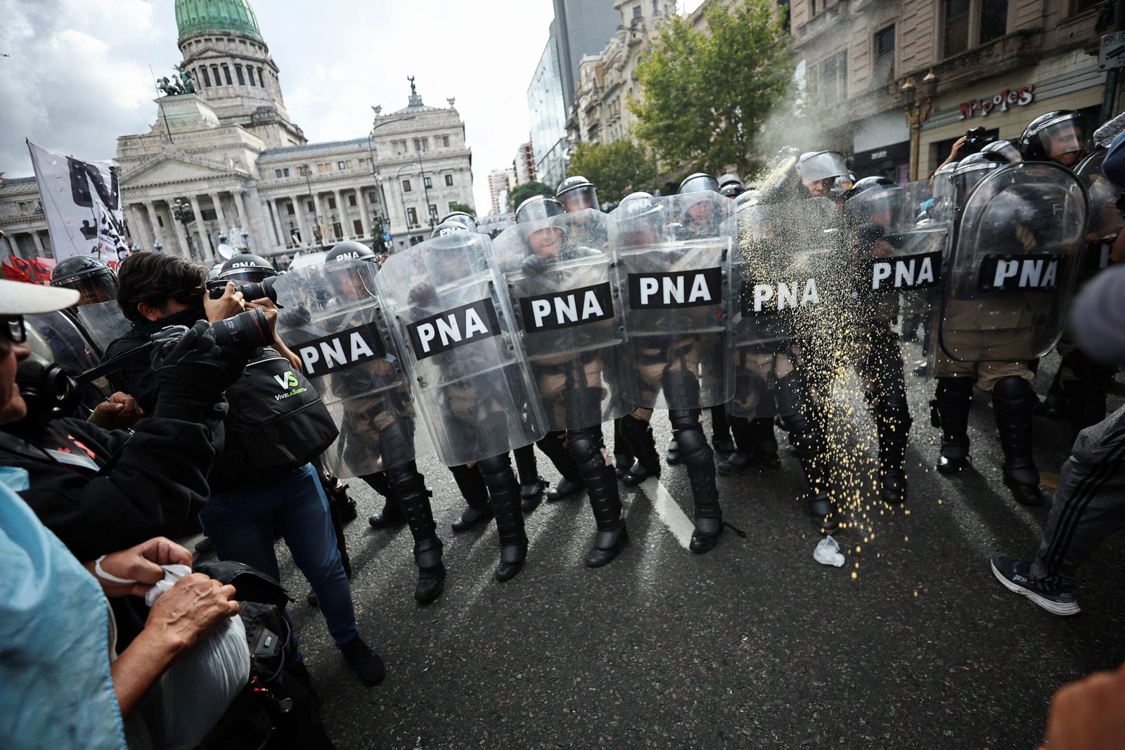 Por que torcidas de times da Argentina se uniram a aposentados em protesto