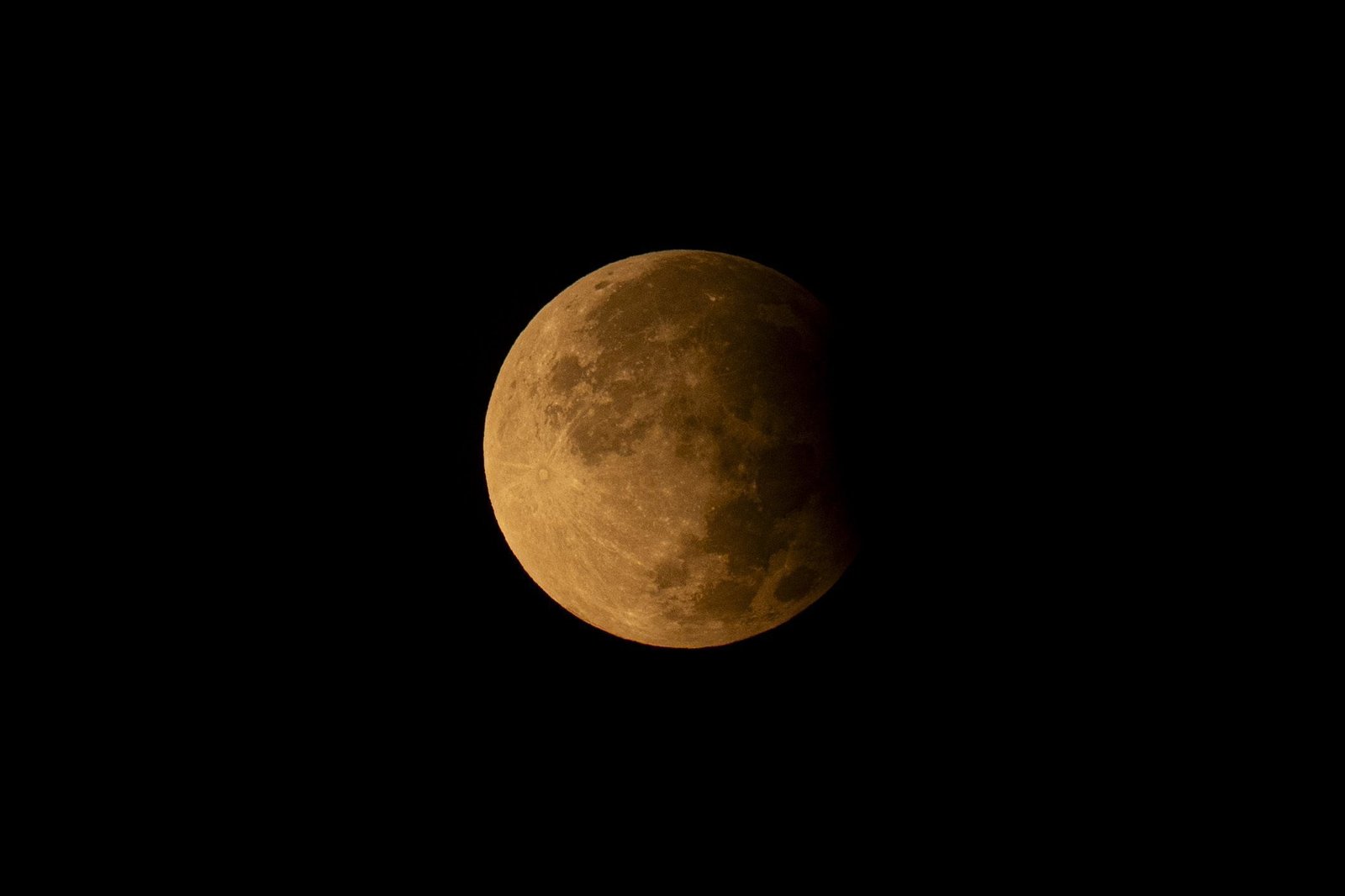 Quais os melhores locais no Brasil para ver o eclipse lunar desta semana?