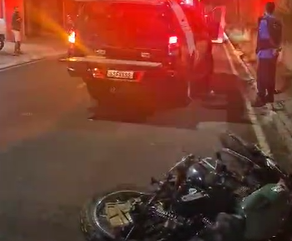 Queda de motocicleta deixa piloto gravemente ferido