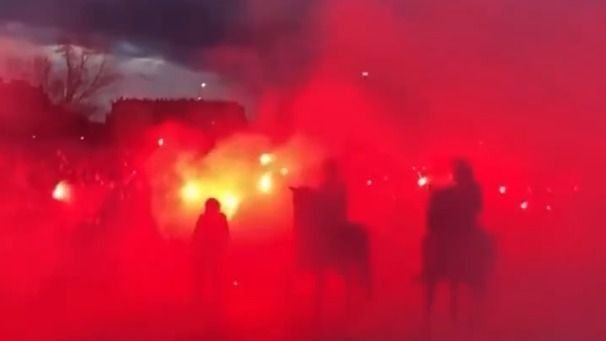 Torcida do Atlético de Madrid faz “rua de fogo“ para encarar Real; veja