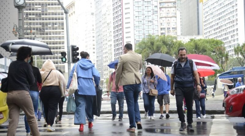 Último fim de semana do verão será de chuva e menos calor no Sudeste