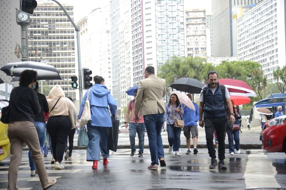 Último fim de semana do verão será de chuva e menos calor no Sudeste