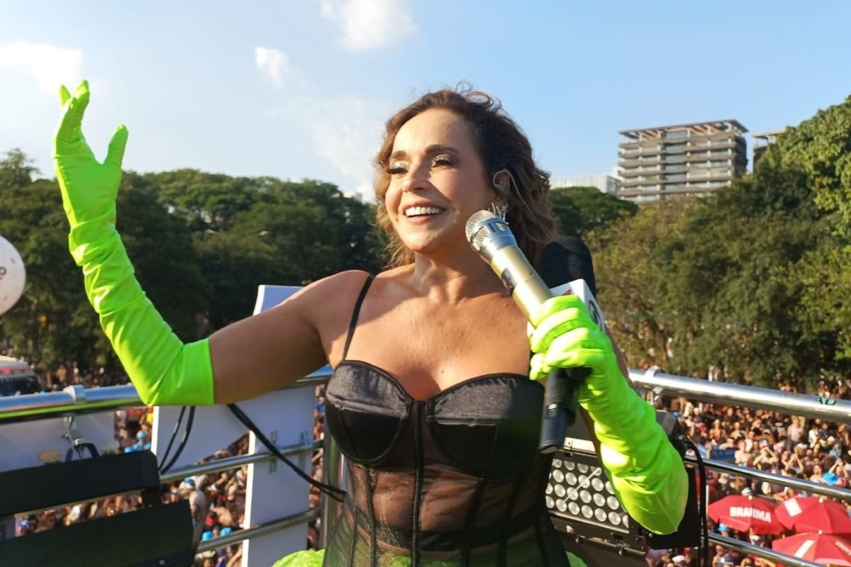 Vídeo: Daniela Mercury é surpreendida com homem sobre árvore em show