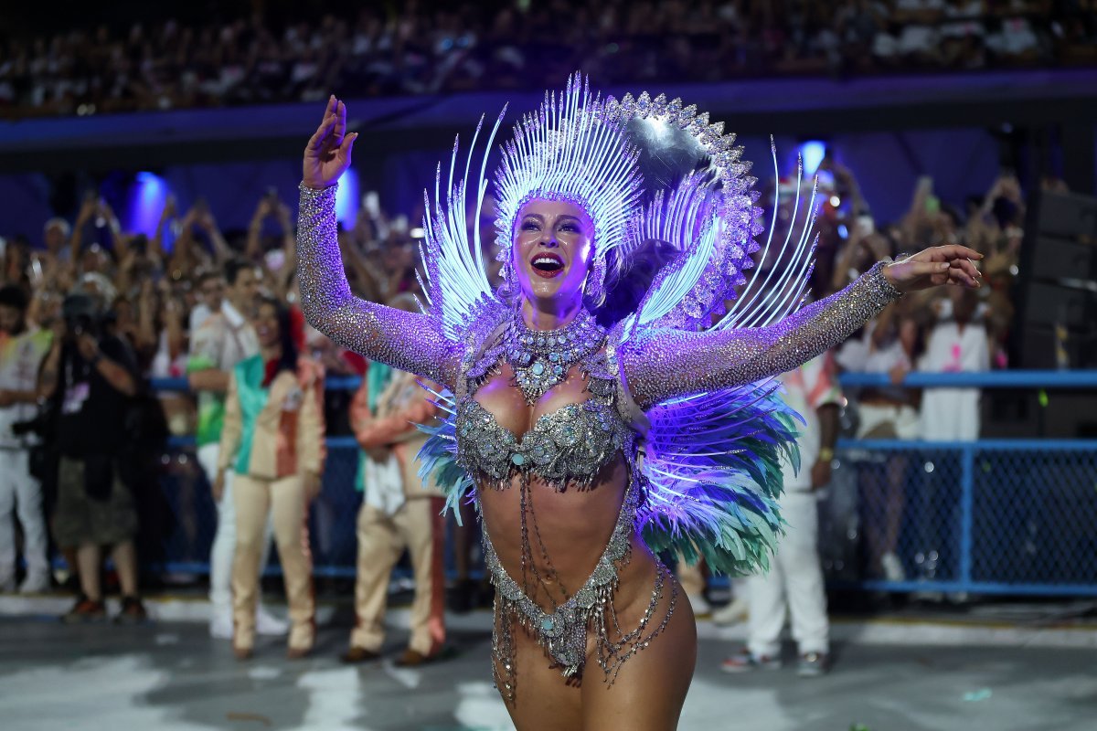 Vídeo: Paolla Oliveira cai no choro em despedida da Grande Rio