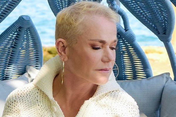 Xuxa revela que fez implante capilar e pensa em retomar “chuquinhas”